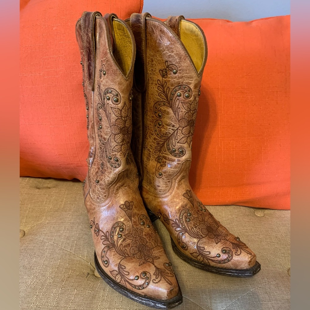 Cowboy boots. Cavender brand ladies Western cowboy boot. Size 8 
Like new 🤠